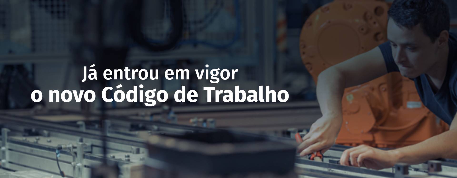 imagem de uma pessoa a trabalhar com a frase "Já entrou em vigor o novo Código de Trabalho"