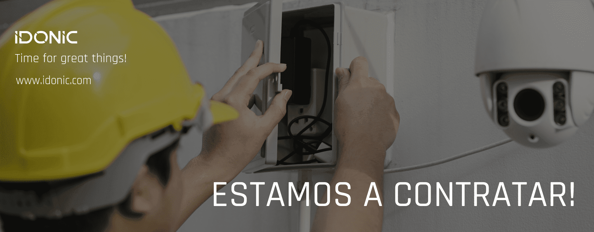 homem a instalar câmara de cctv